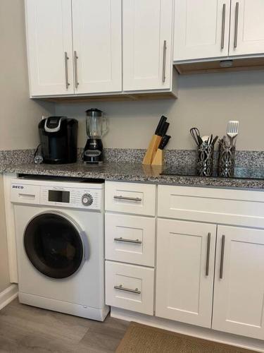 Adorable Apt with Access to Pool and Tennis Courts detail