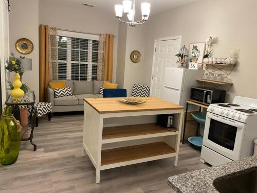 Adorable Apt with Access to Pool and Tennis Courts - Tap to explore photos