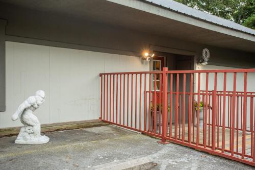 Sasquatch Lodge CDE Sleeps 35 - image 7