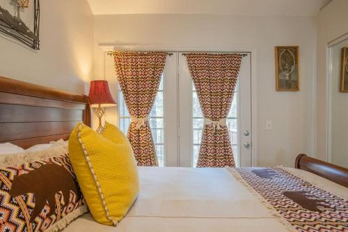 Lodge H - CABIN (Sleeps 12) - #SASQUATCHED