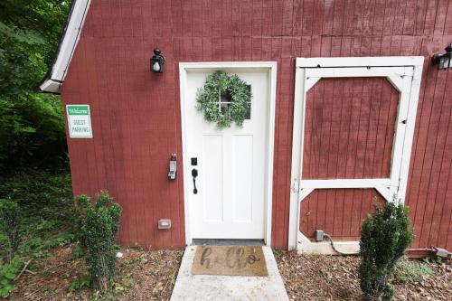 Peaceful Barn Getaway Fire Pit & Daybed FREE PK in Atlanta, USA