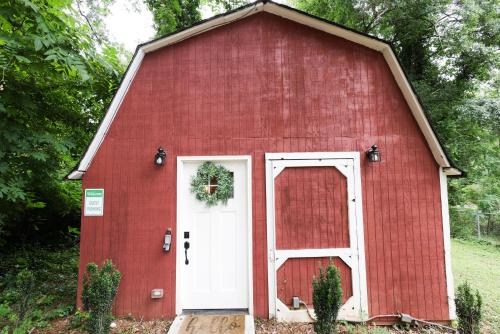 Peaceful Barn Getaway Fire Pit & Daybed FREE PK in Atlanta, USA