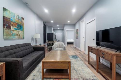2 MTM Fully Furnished Rental in Old Town 2f&2r in Chicago, USA