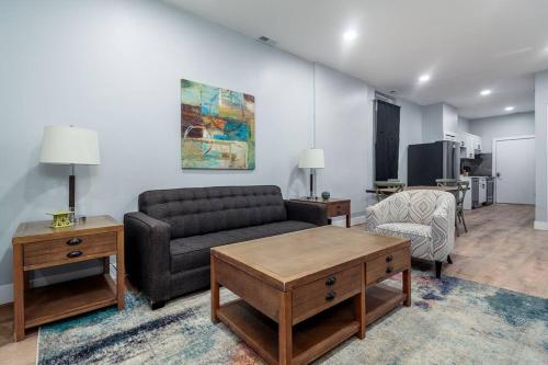 2 MTM Fully Furnished Rental in Old Town 2f&2r in Chicago, USA