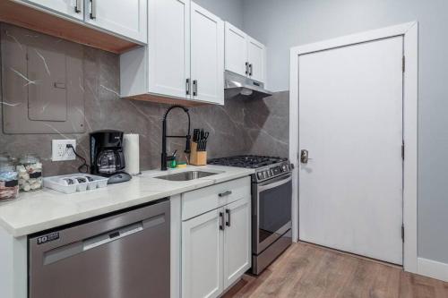 2 MTM Fully Furnished Rental in Old Town 2f&2r in Chicago, USA