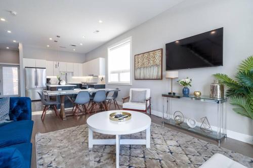 2 Newly Built Luxury Condos with Private Roofdeck - Tap to explore photos