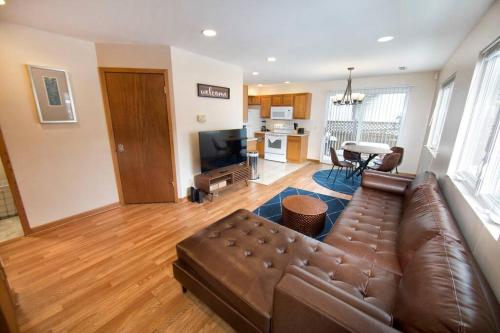 Tucked Away Off Brady - 4 Beds in Milwaukee, USA