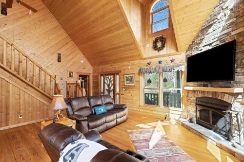 New to VRBO-Lake Lure-Hot Tub-Rumbling Bald Resort cabin in Lake Lure, USA