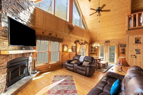 New to VRBO-Lake Lure-Hot Tub-Rumbling Bald Resort cabin in Lake Lure, USA