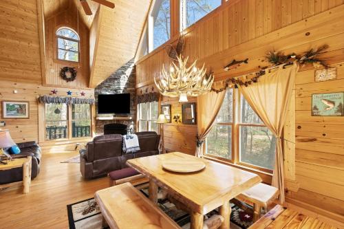 New to VRBO-Lake Lure-Hot Tub-Rumbling Bald Resort cabin in Lake Lure, USA