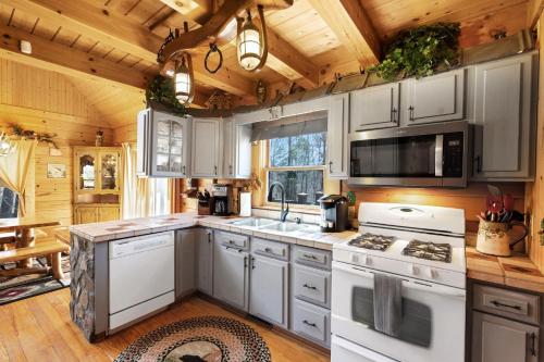 New to VRBO-Lake Lure-Hot Tub-Rumbling Bald Resort cabin in Lake Lure, USA