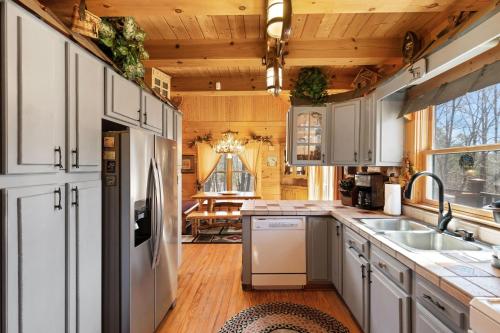 New to VRBO-Lake Lure-Hot Tub-Rumbling Bald Resort cabin in Lake Lure, USA