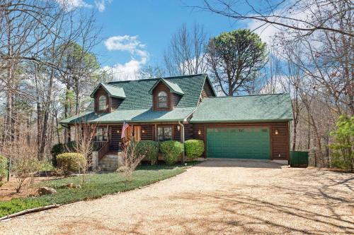 New to VRBO-Lake Lure-Hot Tub-Rumbling Bald Resort cabin in Lake Lure, USA
