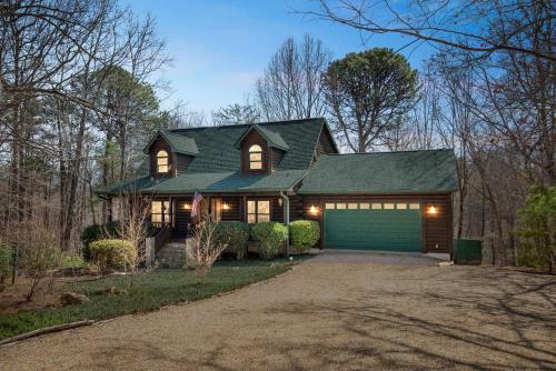 New to VRBO-Lake Lure-Hot Tub-Rumbling Bald Resort cabin in Lake Lure, USA