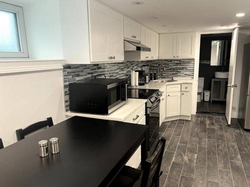 Modern & cozy basement apartment near JFK airport in Woodhaven, USA