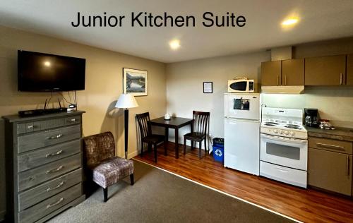 West Coast Motel on the Harbour in อูคลูเล็ต (BC)