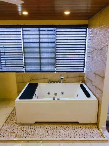 Hot tub, Grand Rovinka Hotel in Boralesgamuwa