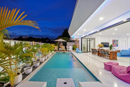Large Luxury Modern Mansion Sleeps 8 up to 50, بالي