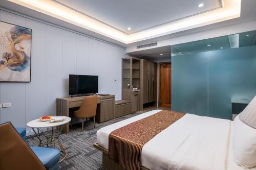 Standard King Room image 4