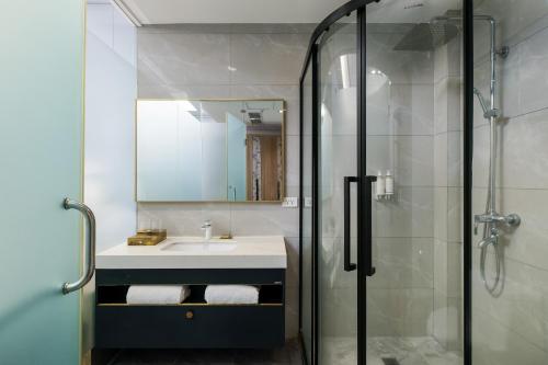 Standard King Room image 2