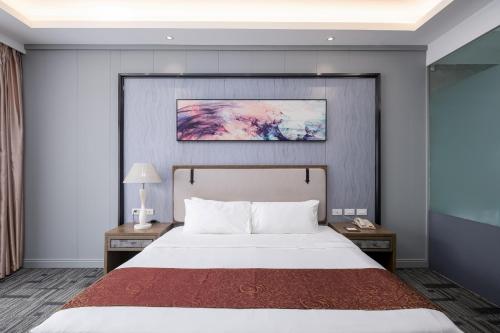 Deluxe King Room image 4