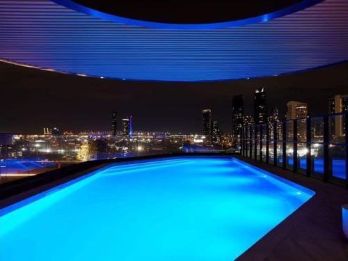 Úszómedence, 10 négyzetméteres, 2 hálószobás Apartman 1 fürdőszobával Dél-Melbourne területén (Modern 2B APT BayViews*Pool*GYM) in Dél-Melbourne