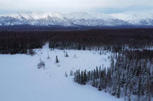 Hatcher Pass Lakeside Hideaway with Hot Tub!