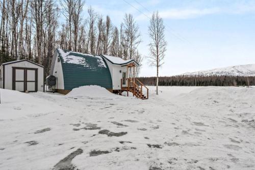 Hatcher Pass Lakeside Hideaway with Hot Tub!