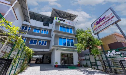 ทางเข้า, Treebo vSaffron Regency, Punnamada Lake in อัลเลปเปย