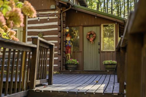 Atop Pine Hill Cabin in Nashville, USA