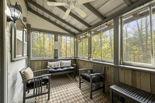 Atop Pine Hill Cabin in Nashville, USA