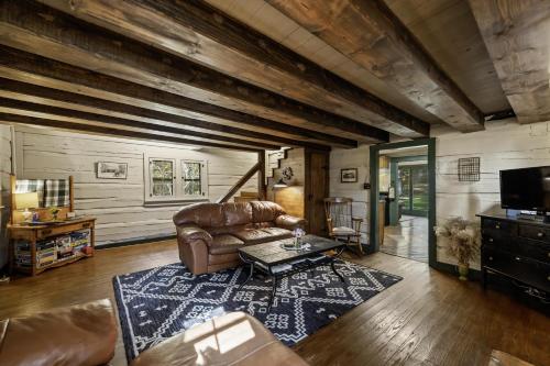 Atop Pine Hill Cabin in Nashville, USA