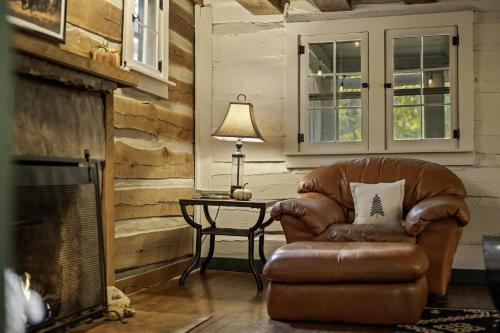 Atop Pine Hill Cabin in Nashville, USA
