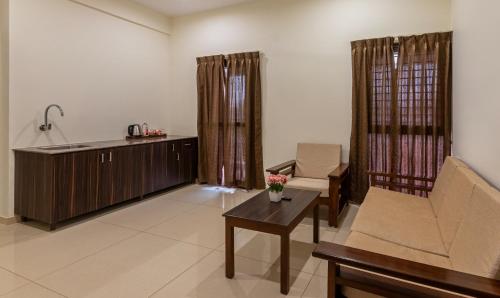 Superior Room with Balcony image 3