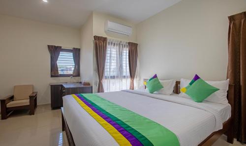 Deluxe Room with Balcony image 3