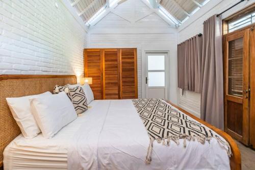 Private 5 Bedroom Spacious Villa Close to Sanur Beach - Tap to explore photos