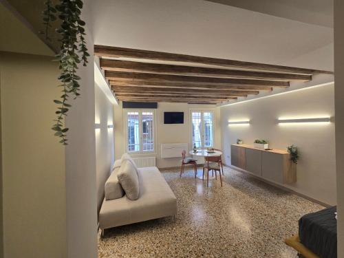 Cozy Studio with Canal View - image 3