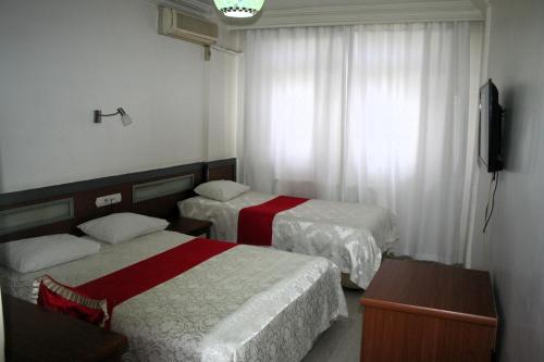 3 twin beds