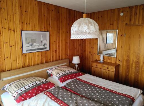 1 queen bed, 2 sofa beds