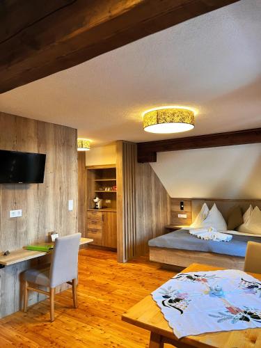 1 queen bed, 1 sofa bed