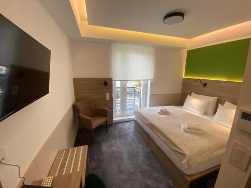 Standard Double Room image 10