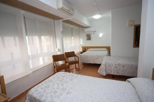 3 twin beds