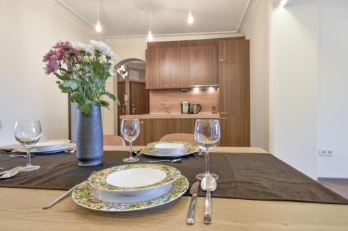 Stunning 2BDR Condo on Historic Location in Center, Sofia (Foto 3)