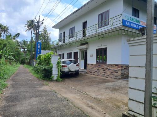 Crown Tourist Home