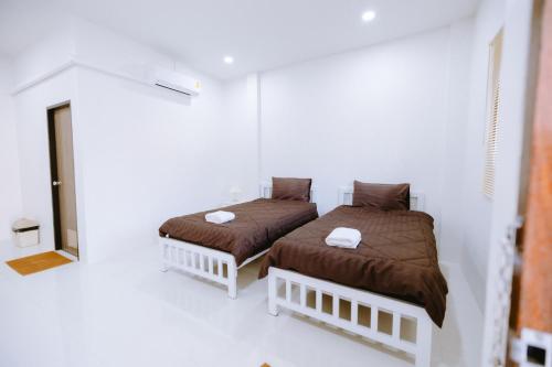 2 twin beds