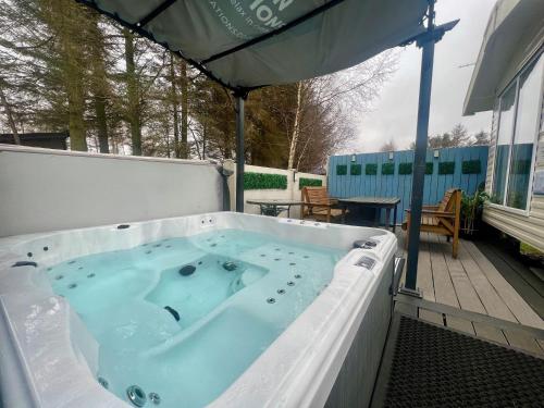 Private Hot Tub Cabin, Pergola and Large Decking Area - Apartment - Swarland