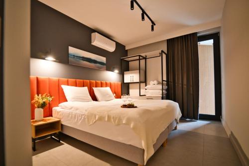 1 queen bed, 1 sofa bed