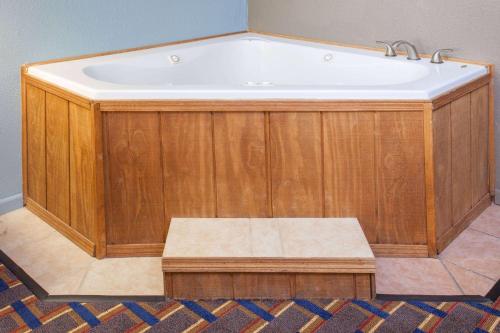 Days Inn by Wyndham Farmer City - image 4
