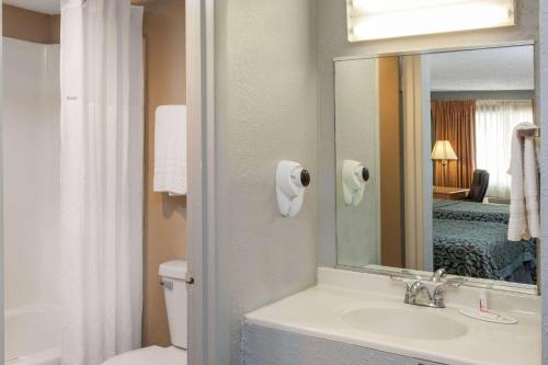 Days Inn by Wyndham Farmer City - image 13