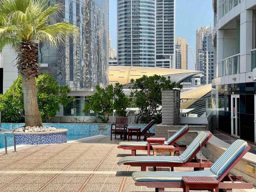 Rustic Elegance by the Lake: Studio CABIN in JLT. - image 10